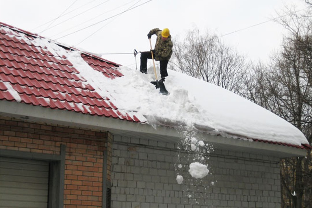 Очистка крыши от снега